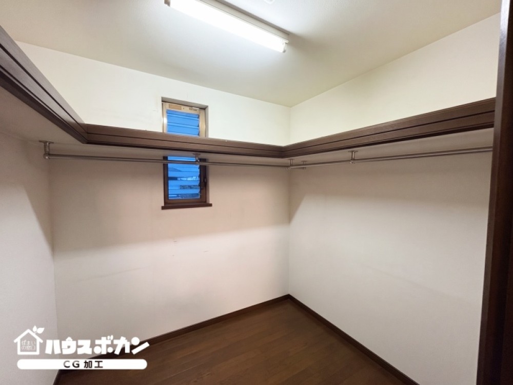 荷物をスッキリ収納できるウォークインクローゼット！