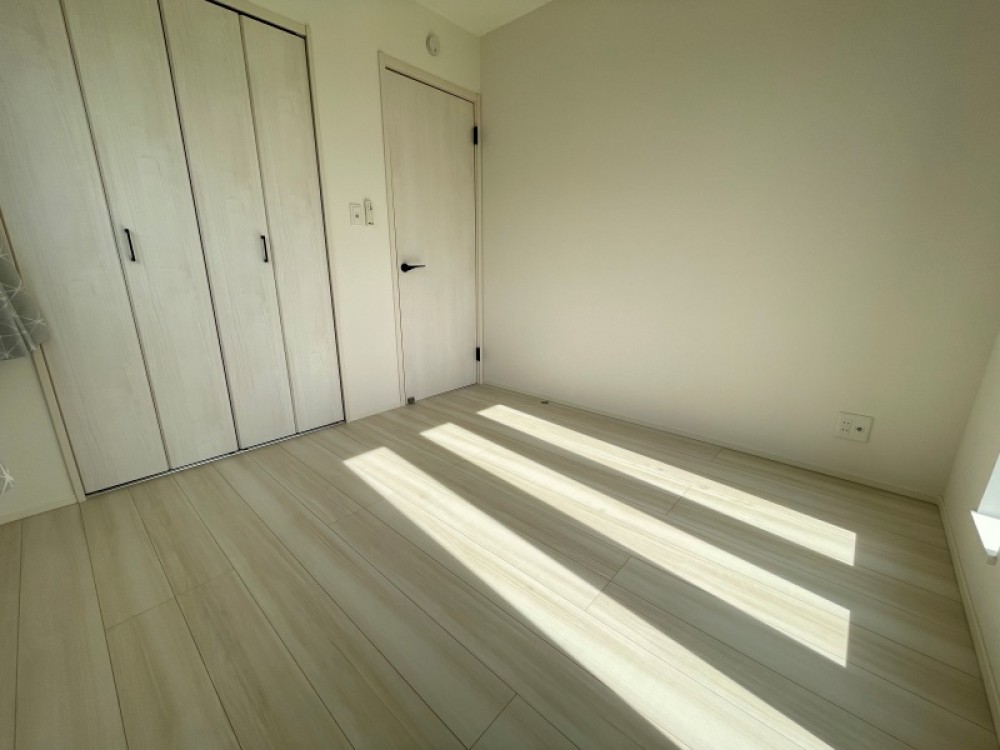 収納を活かし、すっきりと使える洋室です。