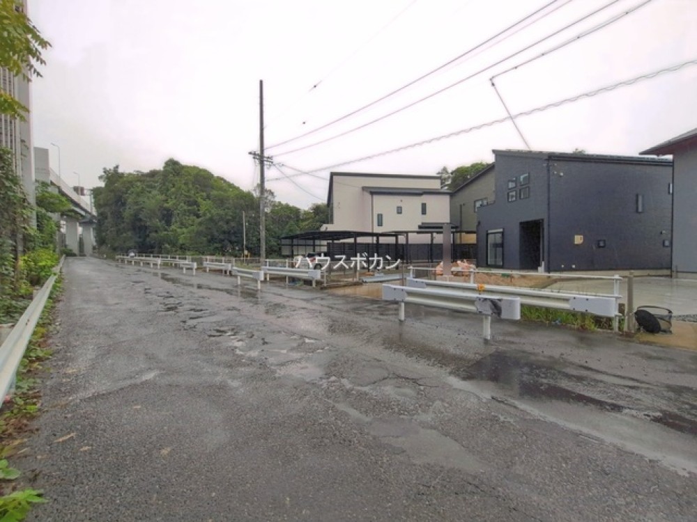 前面道路幅員約8m！駐車もゆとりある広さ◎