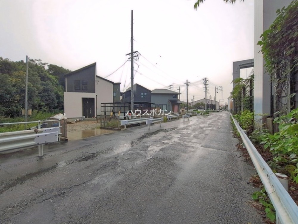 幅員約8mの広々とした前面道路です！