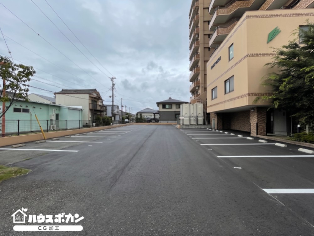 屋外平面駐車場は出し入れスムーズな敷地内仕様