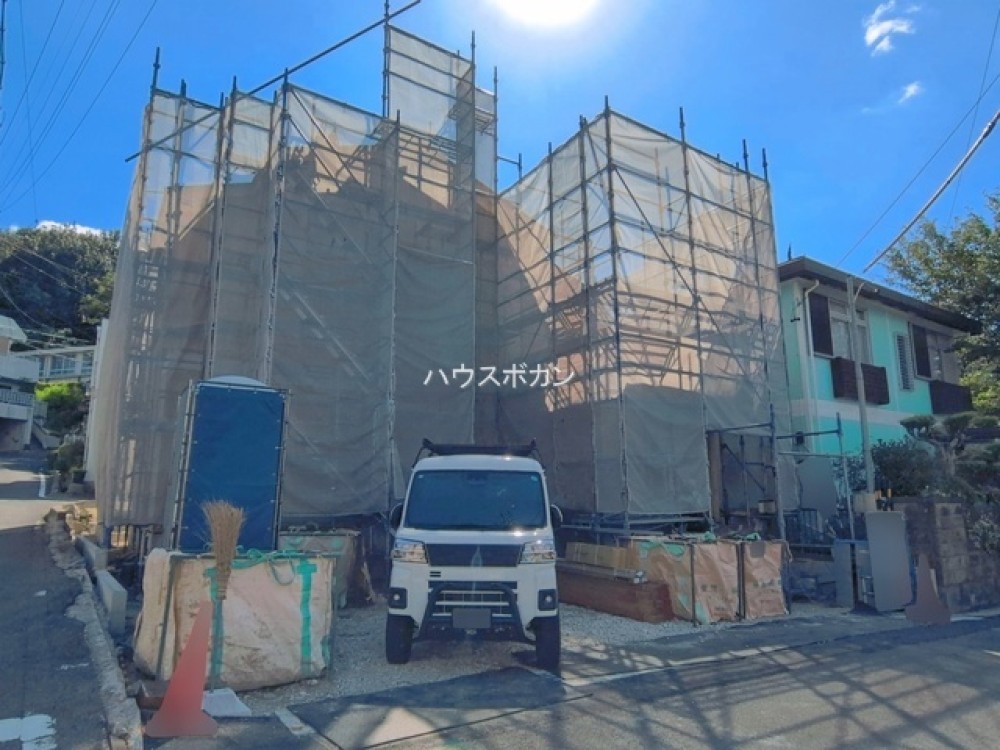 建築中の新築戸建、角地に堂々と建つ2階建て！