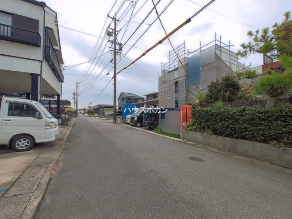 建築中の外観と前面道路の様子です。