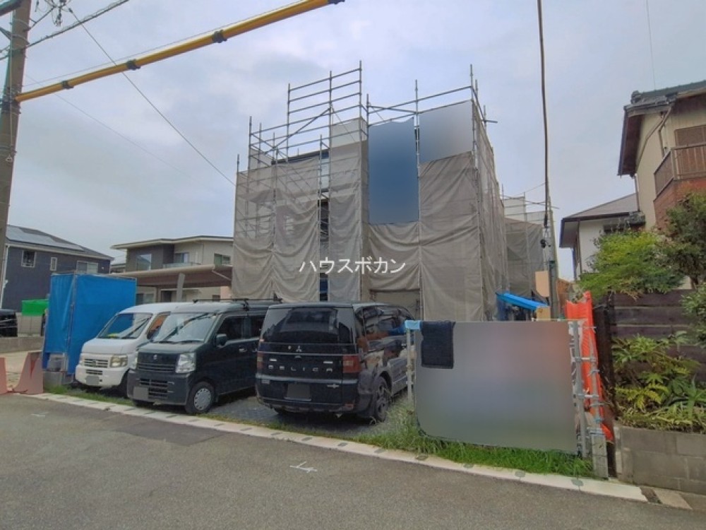 足場に覆われた建築中の外観です。