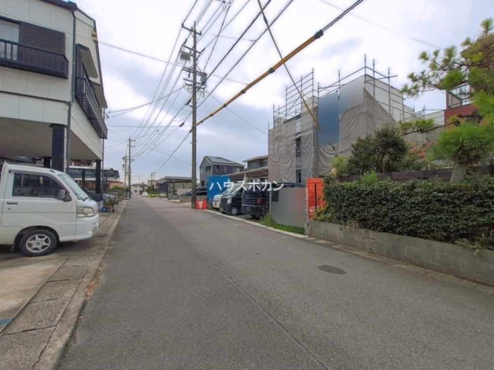 建築中の外観と前面道路の様子です。