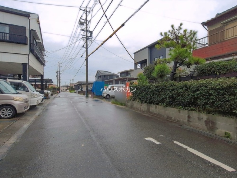 南面道路、幅員約5.9mで車の出入りも安心◎