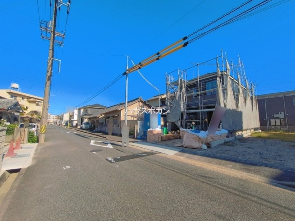 前面道路広々で車の出入りも楽々！