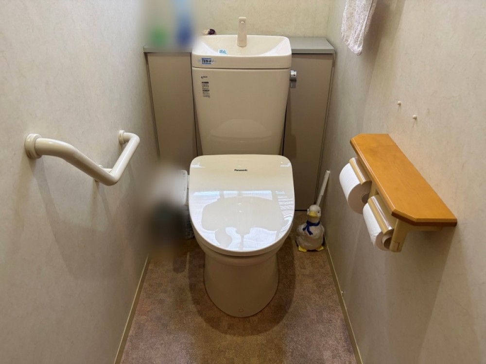 白基調の清潔感あふれるトイレです。