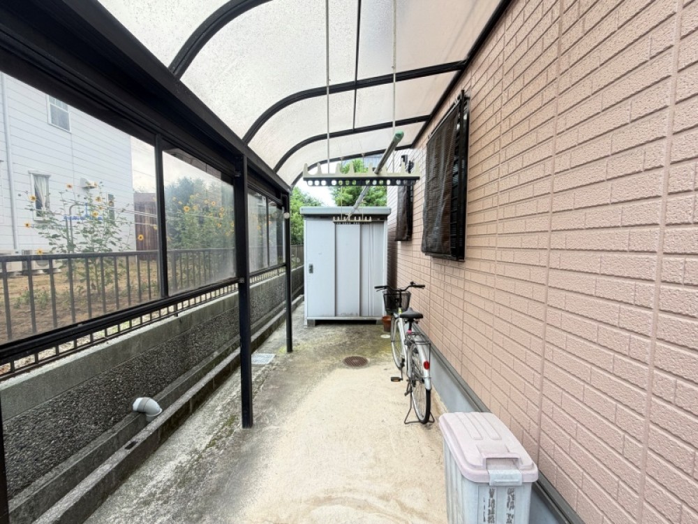 屋根付きの空間は多目的に使用できます。
