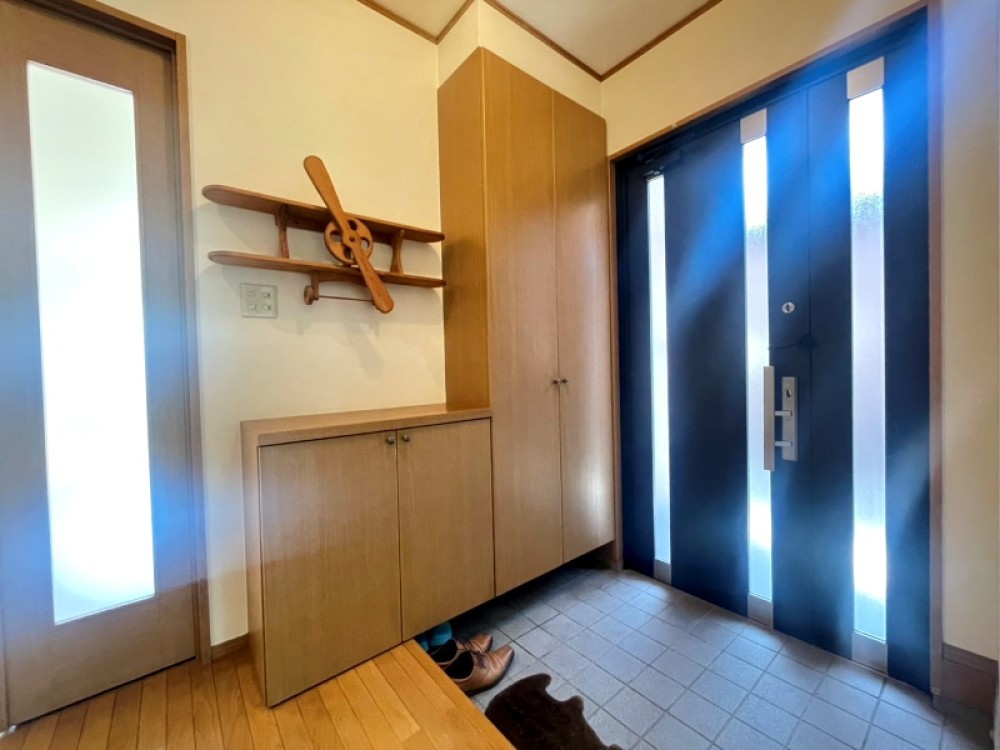 実用性を備えた、落ち着いた玄関まわり。