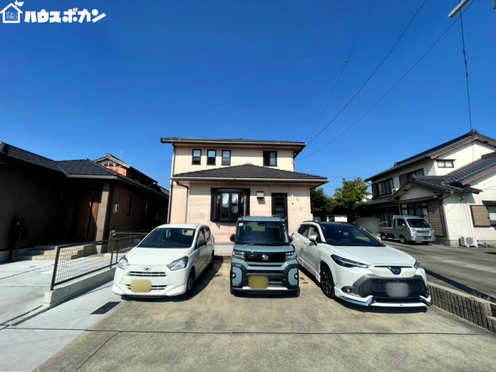 駐車場3台分確保の2階建て外観！