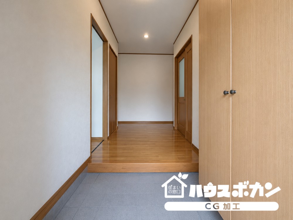 実用性を備えた、落ち着いた玄関まわり。