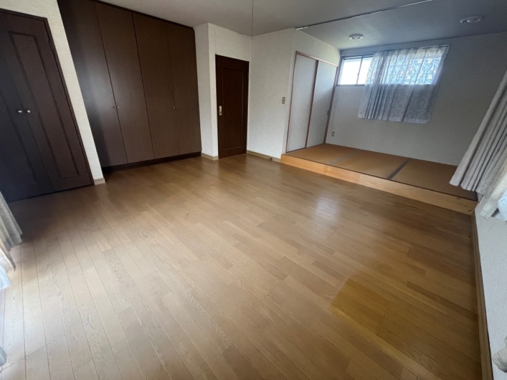 ベッド配置を想定しやすく、空間が整いやすい洋室。