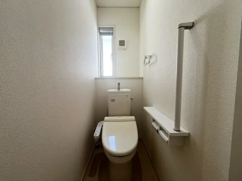 白基調の清潔感あふれるトイレです。