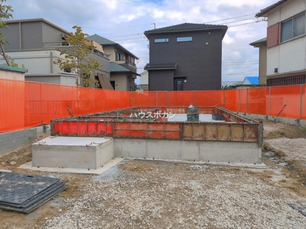 建築中の現地。閑静な住宅街に位置します。