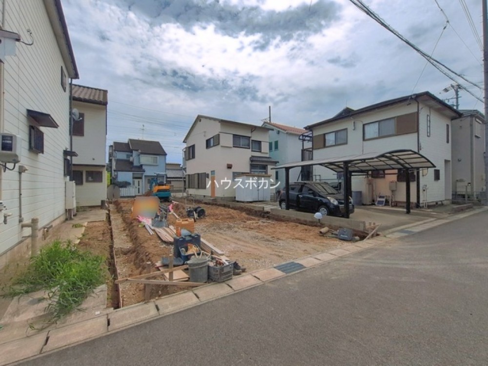 建築中の現場。南向き・整形地の施工状況です。