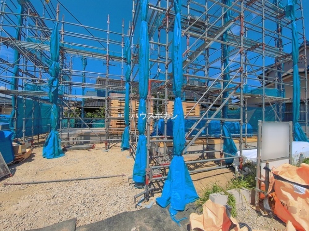 建築中の現場。青空のもと工事が進んでいます！