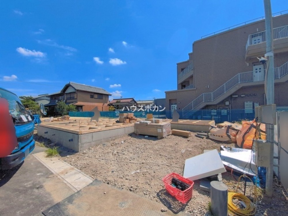 基礎工事が進む建築中の現場です。