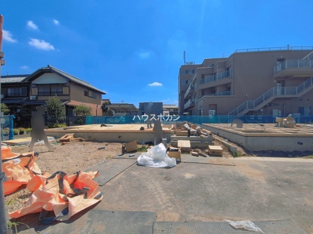 基礎工事中の現地。青空広がる建築中の様子です。