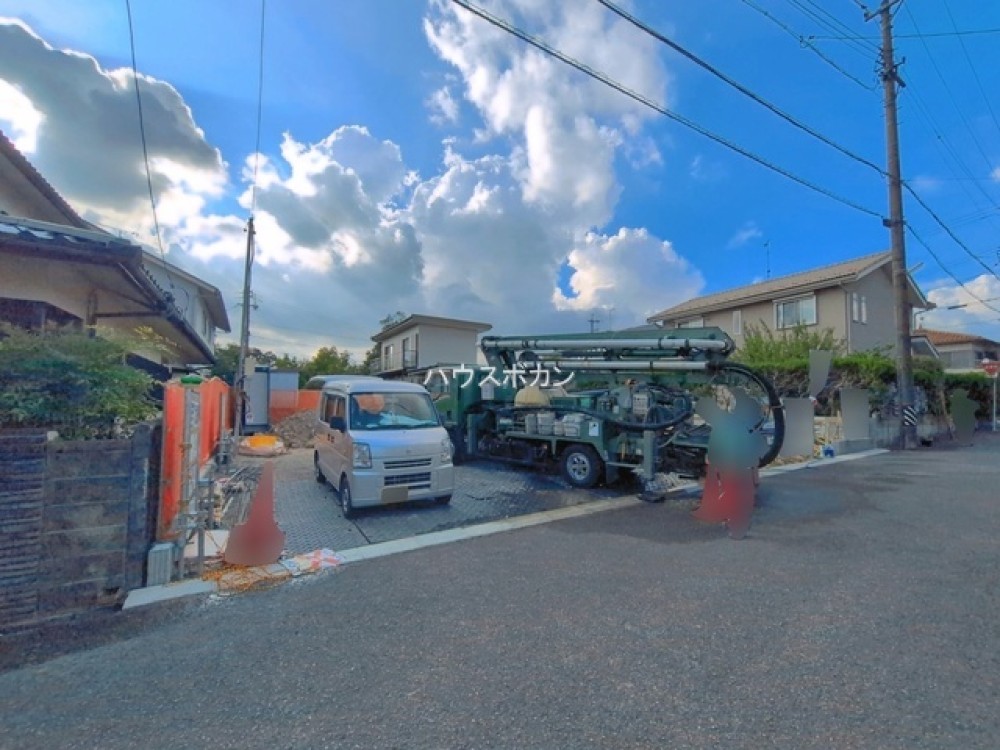 閑静な住宅街で建築中の現場です。