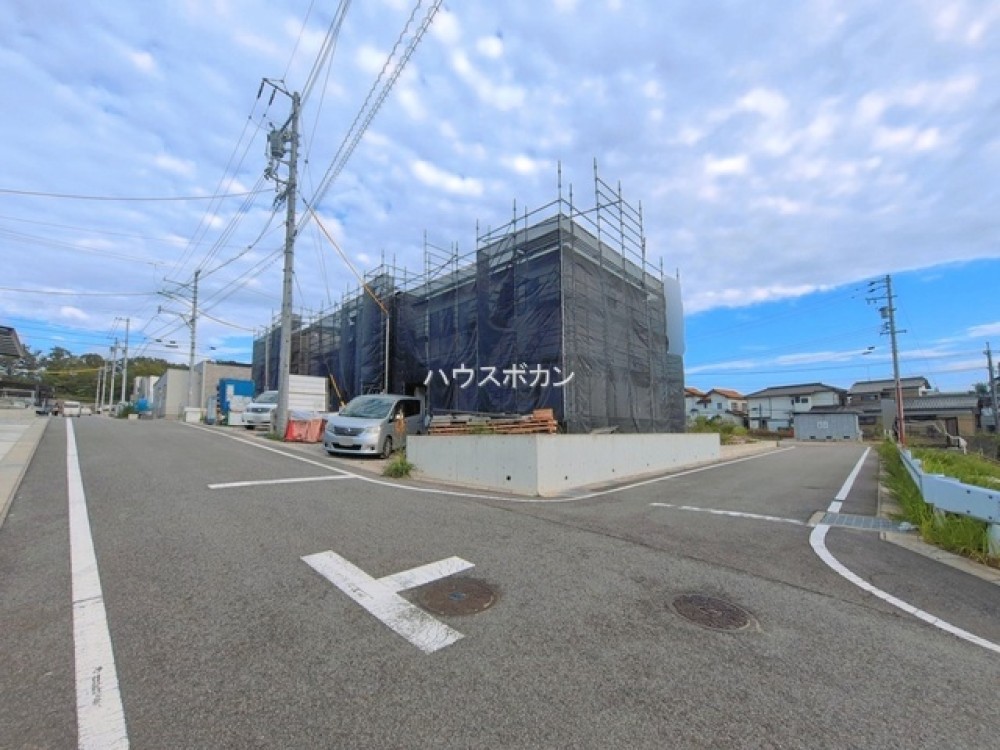 角地につき2方向に道路が広がる開放的な立地！