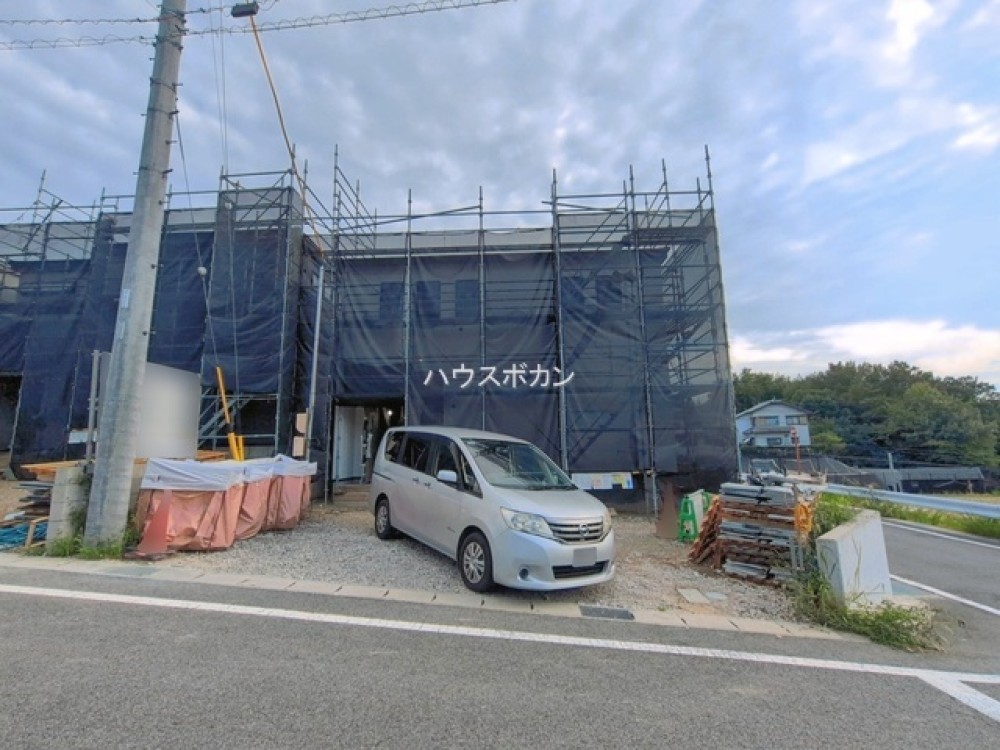 建築中の外観。駐車スペースも広々◎