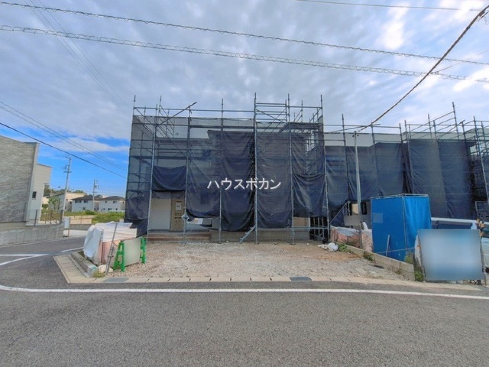 建築中の外観。前面道路幅員約6mで駐車もしやすい！
