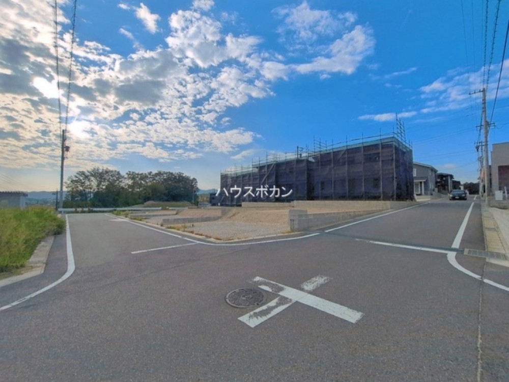 前面道路6m以上の角地に建築中の新築戸建！