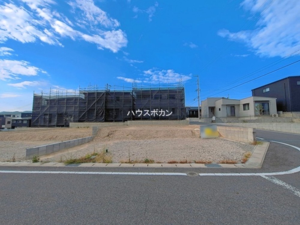 建築中の現場。前面道路は幅員約6m◎