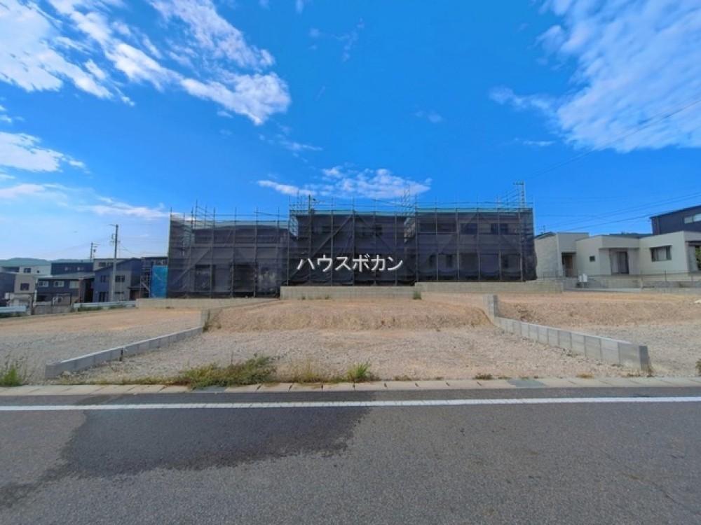 建築中の現場外観。南側6m道路に接面！