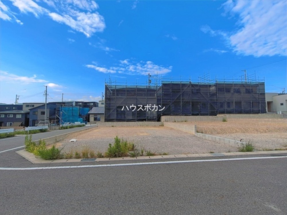 建築中の現場。角地で開放感のある立地です！