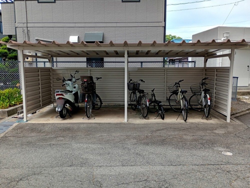 屋根付き駐輪場で雨天時も安心です！