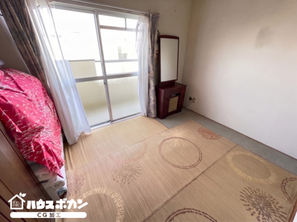 バルコニーに面した採光豊かな洋室です。