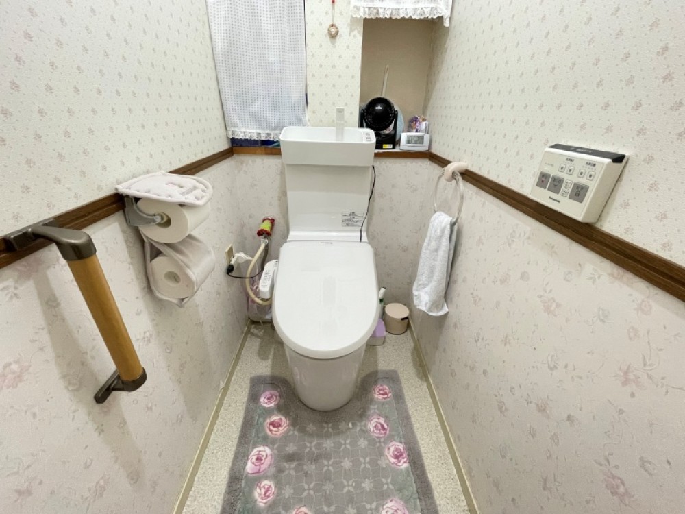 窓付きで換気しやすいトイレです。