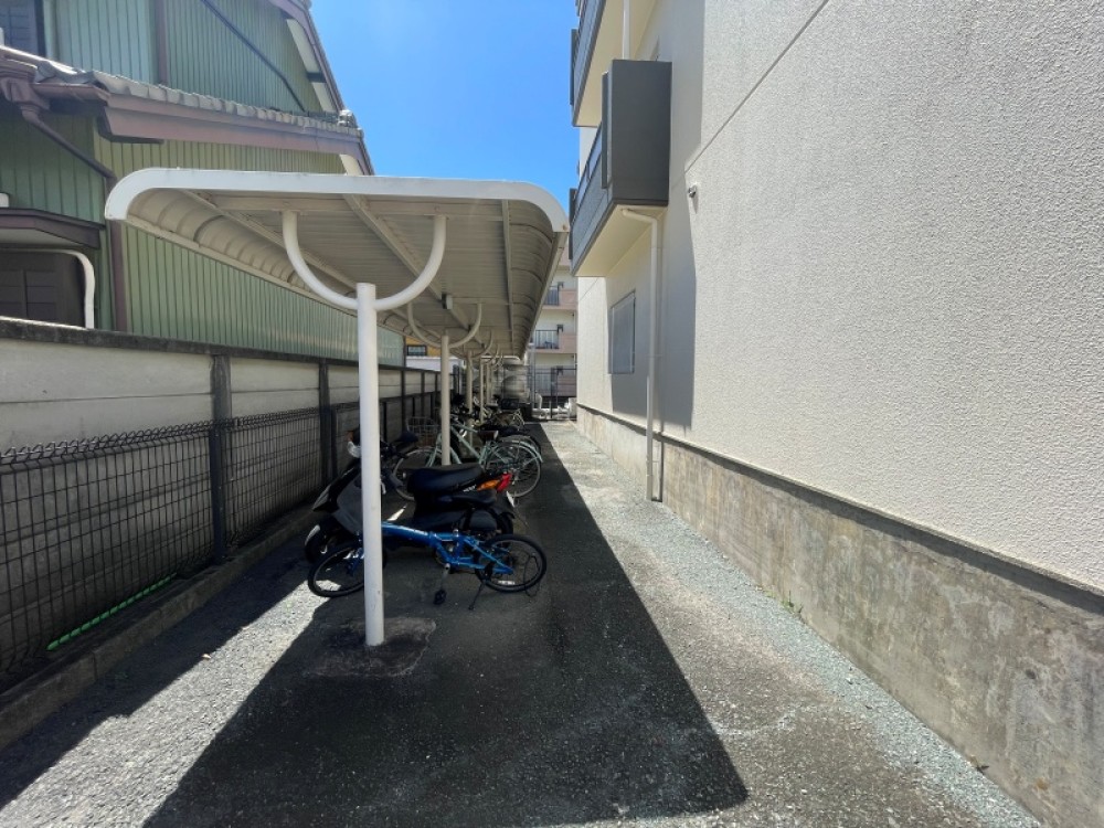 屋根付き駐輪場あり！