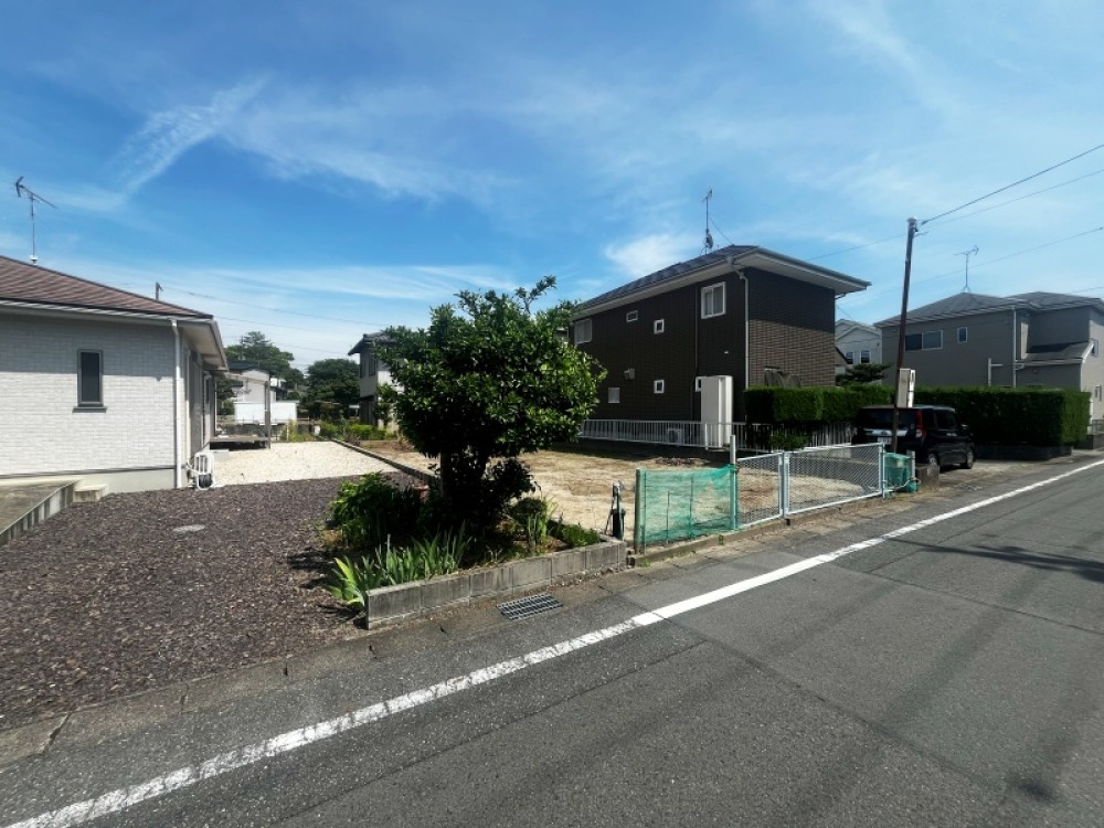 前面道路は広々としており、開放感に恵まれた立地！