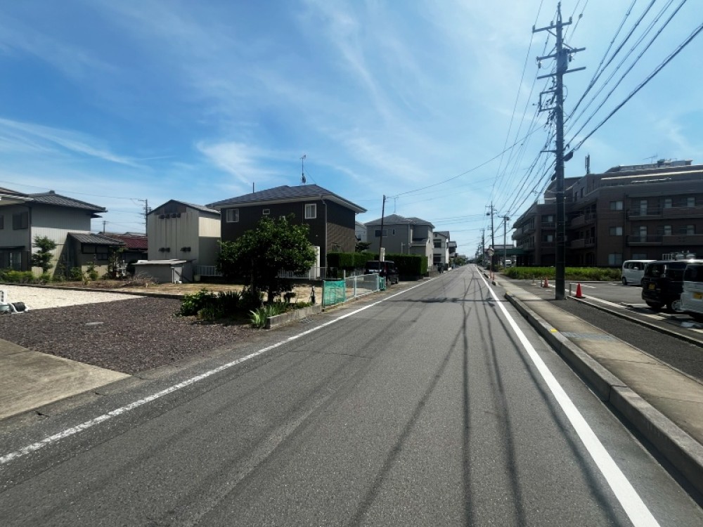 前面道路8.4ｍ！運転が苦手でも出し入れ楽々安心！