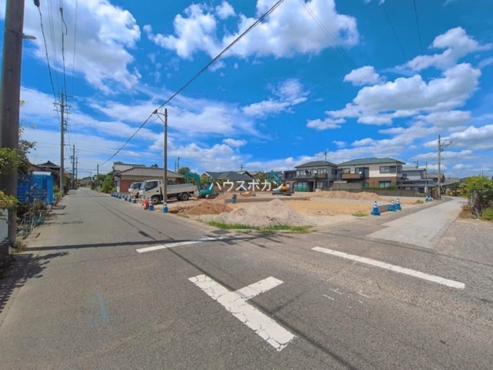 建築中の現場と前面道路の様子です。
