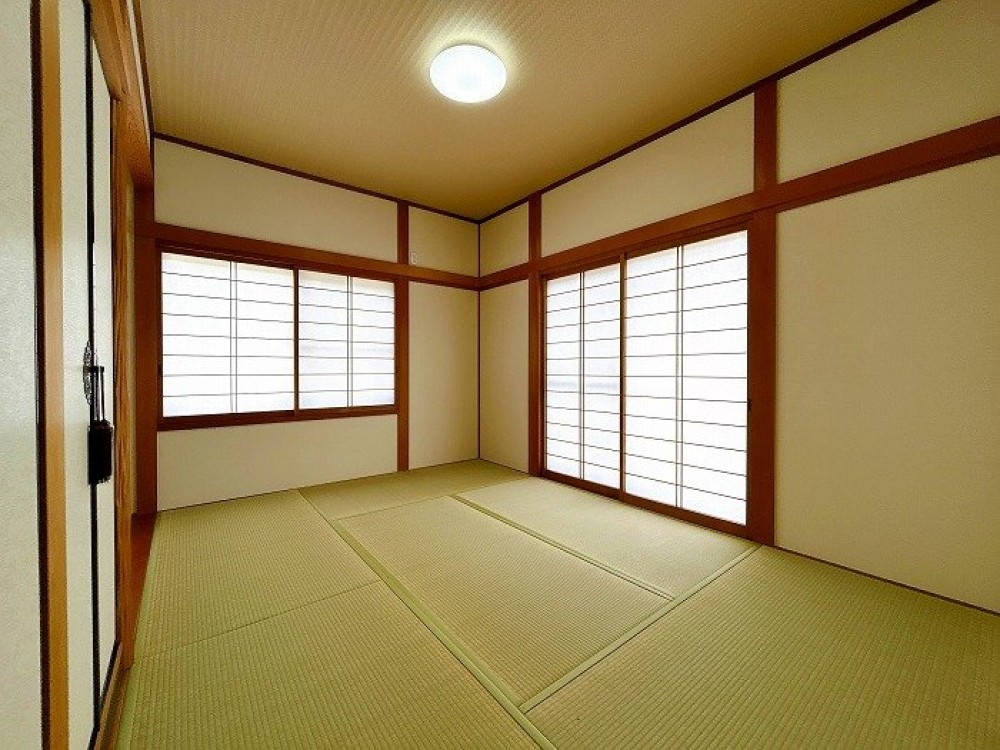 明るい採光の和室でゆったりくつろげます。