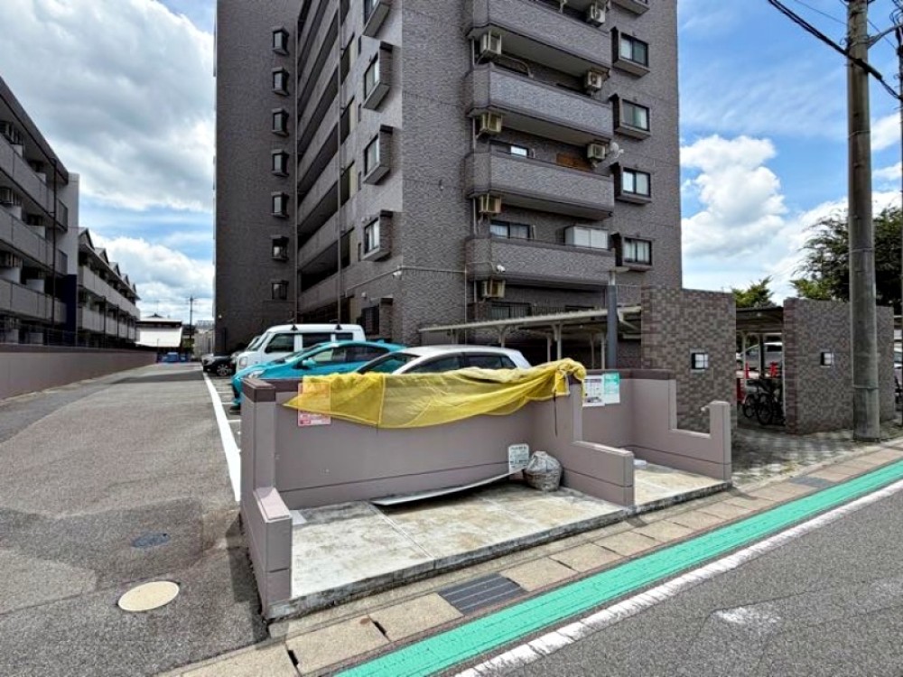 平面駐車場完備のマンションです。
