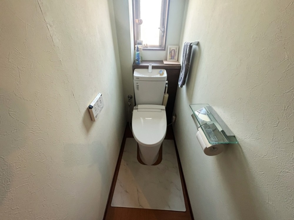 換気のしやすい小窓付きトイレです。