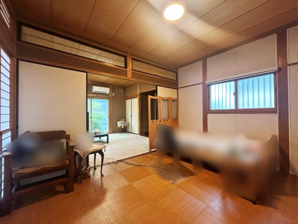 和室と続く落ち着いた雰囲気の居室です。