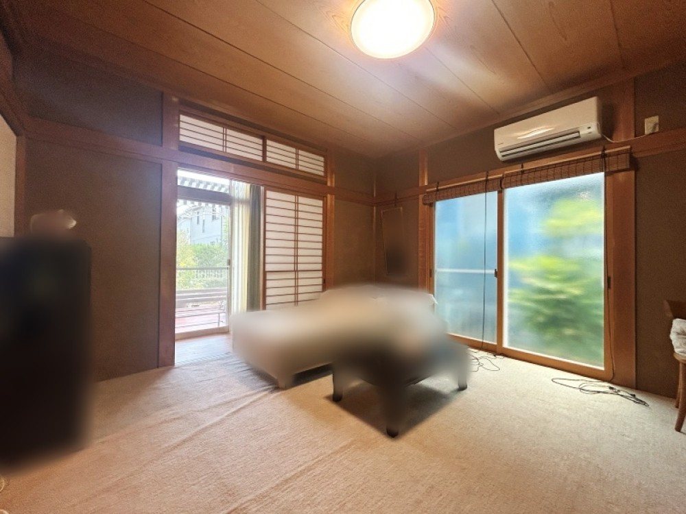 緑の見える窓が心地よい和室です。
