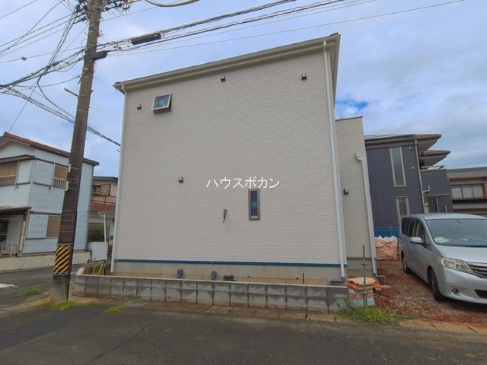 白基調の外壁が清潔感あふれる新築外観！