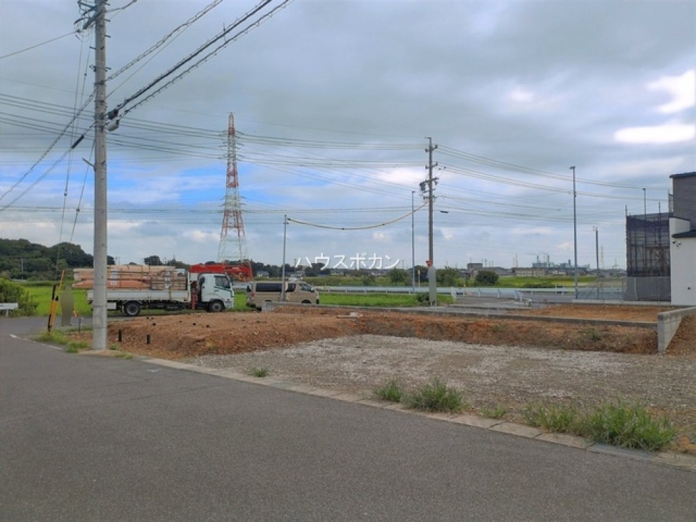 建築中の現地。前面道路も広々◎
