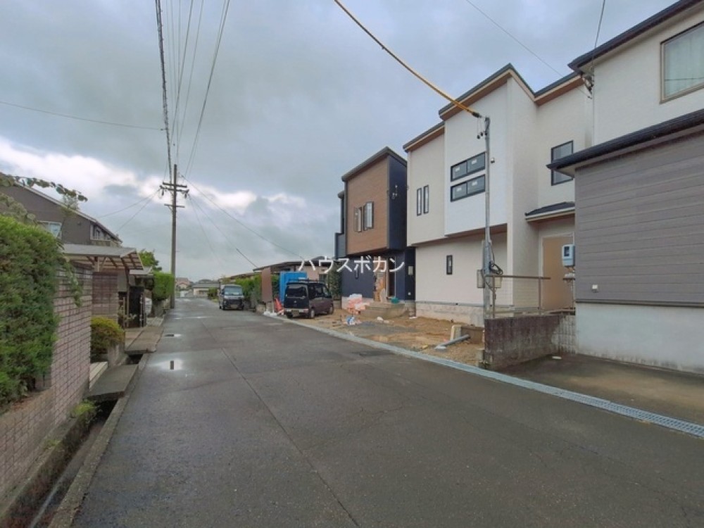 建築中の外観と前面道路の様子です。