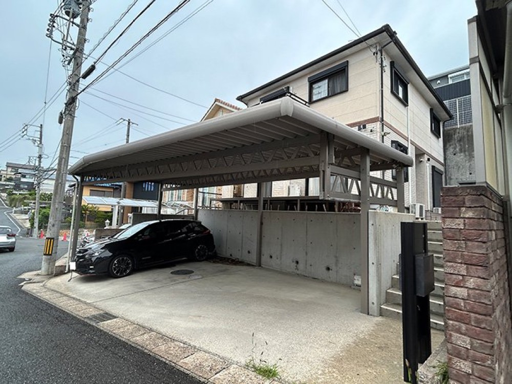 カーポート付きで複数台駐車可能！
