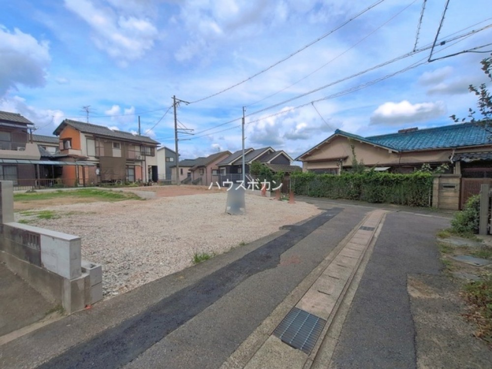 閑静な住宅街に位置する建築中の現地です。