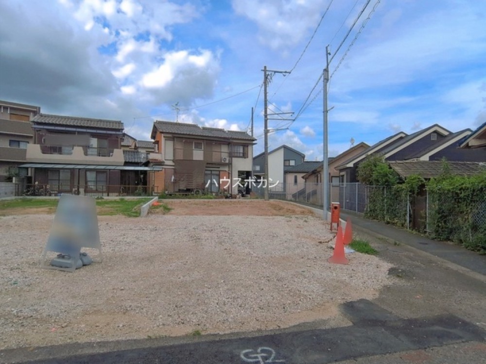 閑静な住宅街に位置する建築中の現地です。