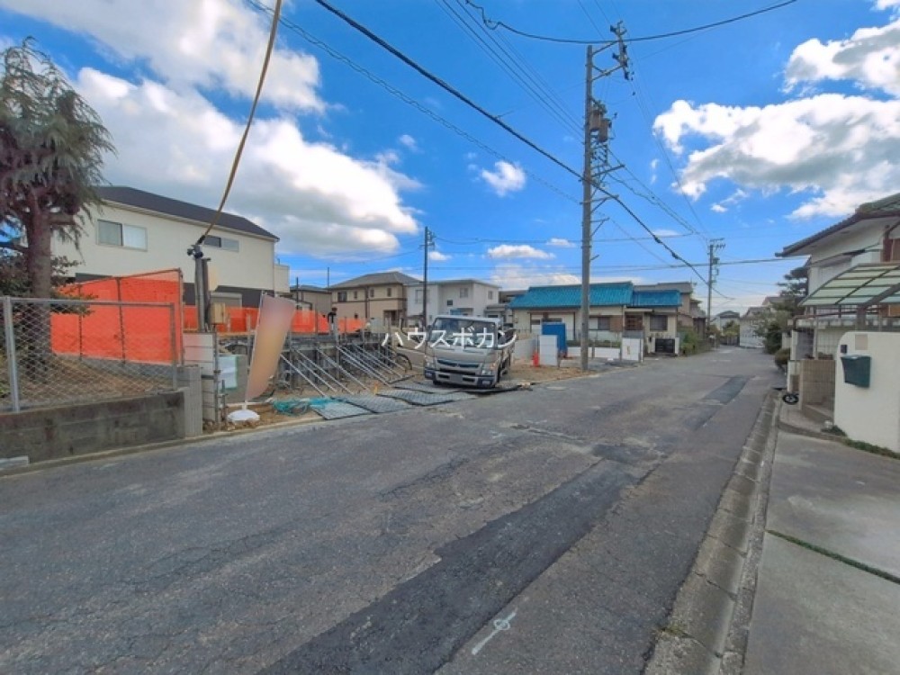 建築中の現場と前面道路の様子。